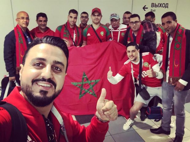 وصل لروسيا.. رشيد العلالي فرحان بالفائزين بالمسابقة ديالو (صور)