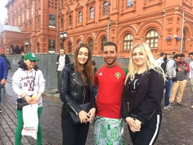 حجة وزيارة.. مشجعون مغاربة كيتساراو ويتصورو مع الروسيات (صور)