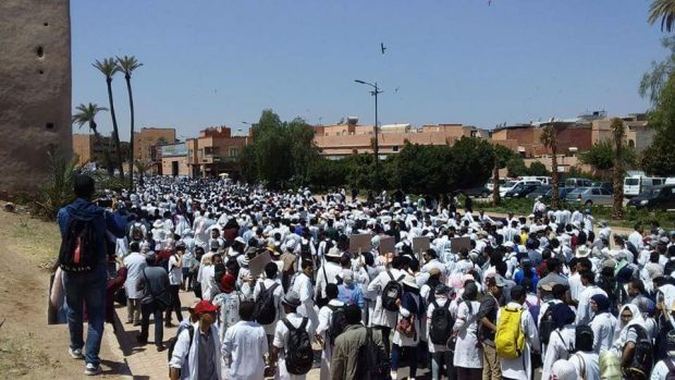 بالصور والفيديو من مراكش.. آلاف الأساتذة المتعاقدين في مسيرة للمطالبة بالإدماج في الوظيفة