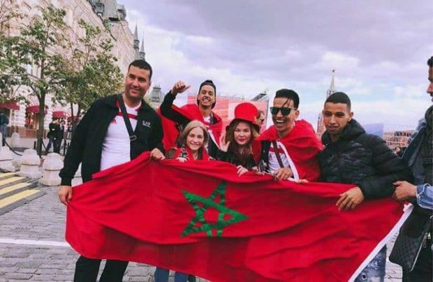 كل واحد منين جاي.. 43 ألف مغربي يشجعون الأسود في المونديال!!