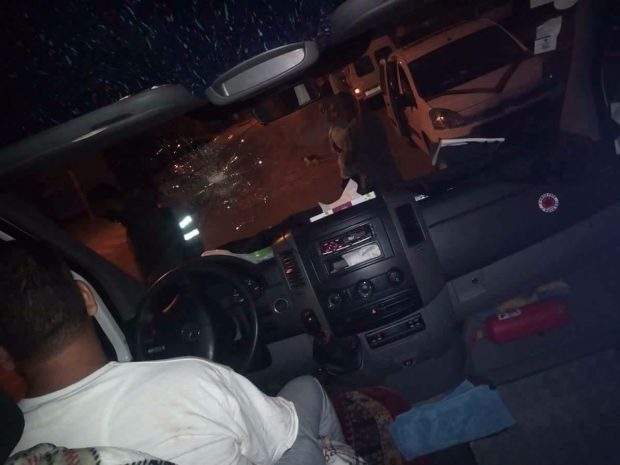 بالصور من القنيطرة.. اعتداء على حافلة للمستخدمين بالحجارة