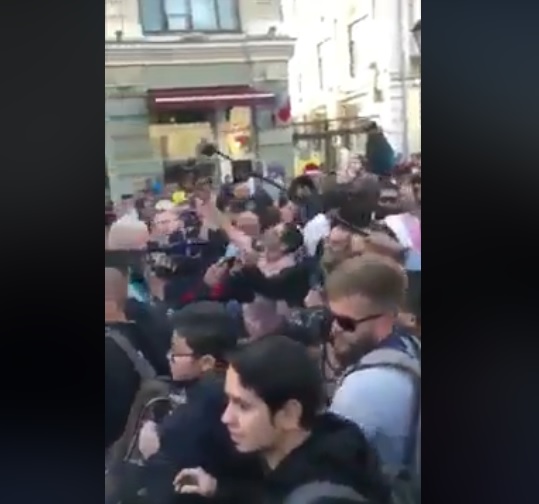 رفعوا شعار “السعودية خونة”.. مغاربة يحاصرون الوفد السعودي في موسكو بالاحتجاج