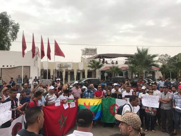 أعلام وقصص وشعارات.. مغاربة وجزائريون يطالبون بفتح الحدود (صور)