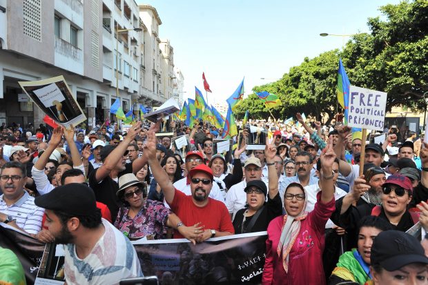 صور المعتقلين وتشي غيفارا/ شعارات الريف والمقاطعة/ اليسار بعيد عن العدل والإحسان.. كلها يلغي بلغاه في مسيرة الرباط! (صور)