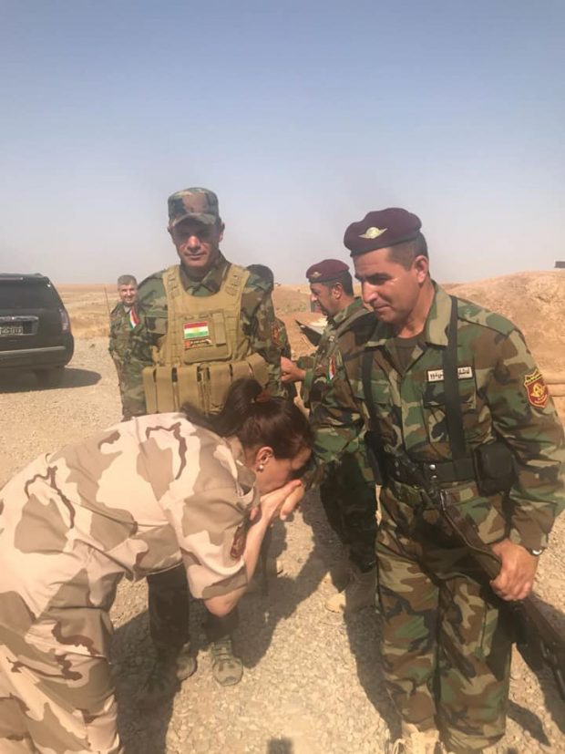 تقبل أيادي مقاتلي البيشمركة.. مليكة مزان في كردستان (صور)