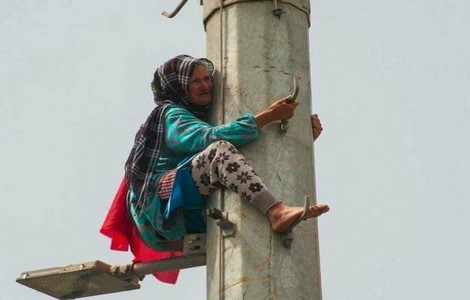 من “مّي عيشة” إلى “مول العود”.. موجة التهديد بالانتحار!