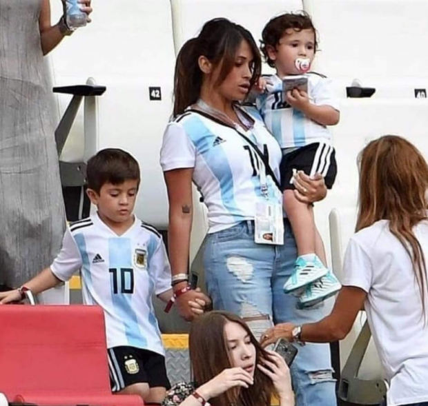 بالصور.. لحظات عاطفية من مدرجات كأس العالم