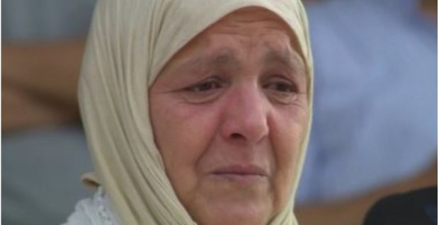 بالصور والفيديو.. دموع والدة الراحل أخميس في لقاء بركان والمصري