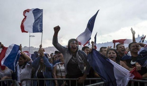 بالفيديو والصور.. فرحة هستيرية في شوارع فرنسا بكأس العالم