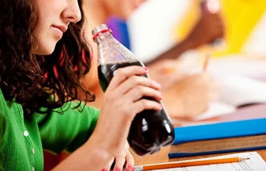 السكري والسمنة والكبد وحتى الخصوبة.. تأثيرات خطيرة للمشروبات الغازية