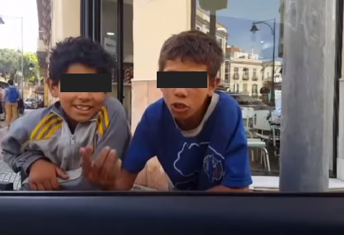 بالفيديو.. طفل مغربي وصل لمليلية من قادوس!
