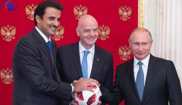 عطاه بالون ديال النهاية.. بوتين يسلم أمير قطر  شارة كأس العالم 2022