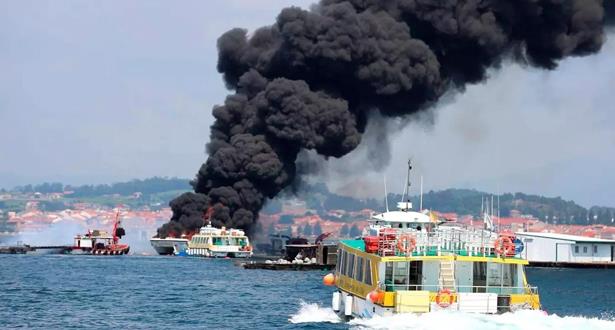 إنقاذ 52 سائحا.. حريق في سفينة في إسبانيا