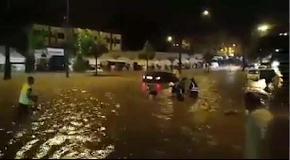 بالفيديو من كازا.. رعدة قوية تحول شارع القدس إلى بركة!