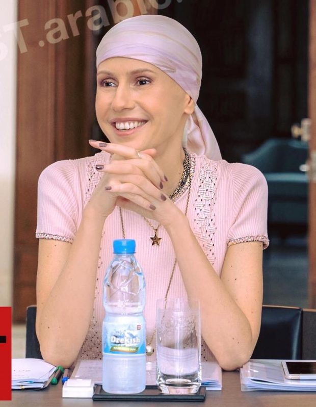 العلاج الكيمائي أفقدها شعرها.. أسماء بشار الأسد بوجه شاحب وغطاء رأس (صور)