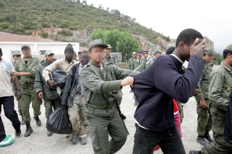 بين الناظور ومليلية.. محاولة منع 300 مهاجر تنتهي بإصابة 12 جنديا مغربيا