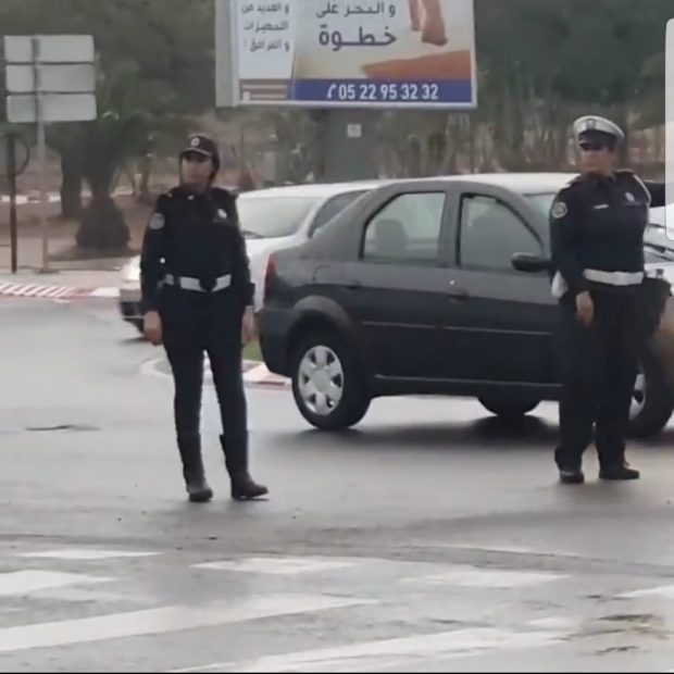 بالفيديو من أكادير.. تنويه كبير بشرطيتين لم تمنعهما الأمطار من القيام بالواجب