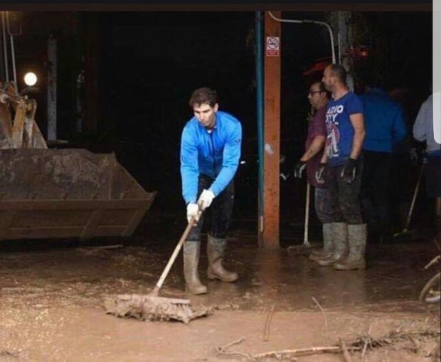 أخلاق البطل.. نادال يشارك في عمليات التنظيف وإزالة مخلفات الفيضانات (صور وفيديو)