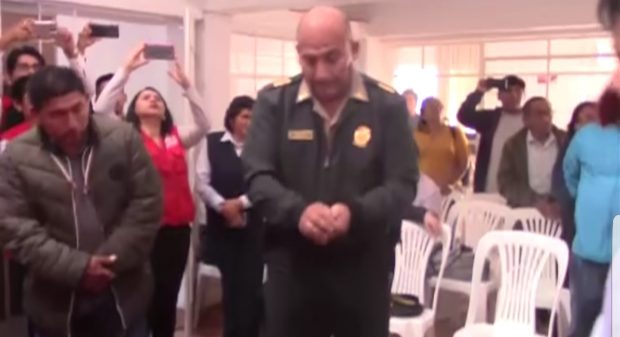وها السياسة..  رئيس بلدية في بيرو يحصل على منصب بالحظ! (فيديو)