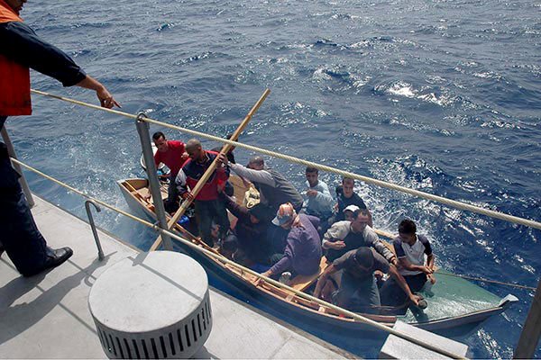 حاولوا الهجرة بقارب صيد تقليدي مسروق.. توقيف 8 مهاجرين في سواحل العيون
