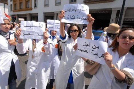 ابتزاز.. أطباء القطاع العام يهددون بالهجرة الجماعية!!