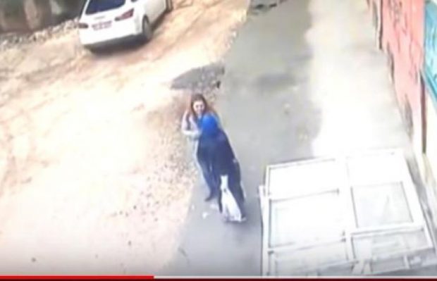 بالفيديو من تركيا.. أرض تنشق وتبتلع سيدتين!