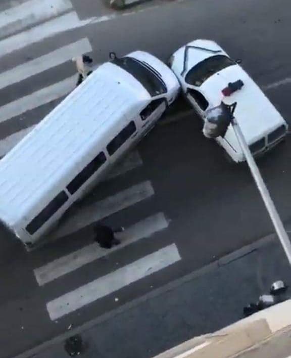 بالفيديو من طنجة.. سائق سيارة للنقل السري يصدم سيارة شرطة ويحاول الفرار
