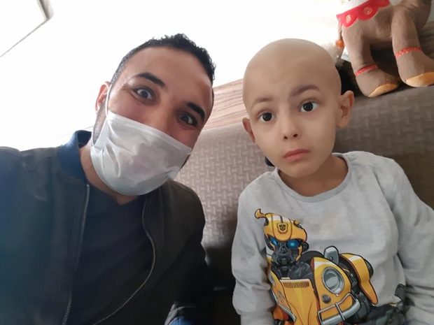 عندو سرطان الدم.. الطفل إبراهيم يناشد القلوب الرحيمة (صور)
