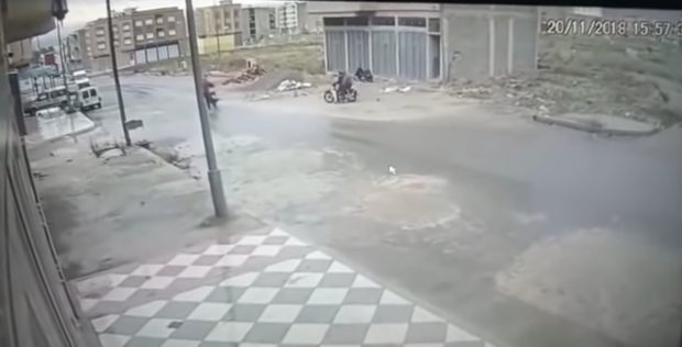 شداتهم الكاميرا.. سرقة دراجة نارية في فاس (فيديو)