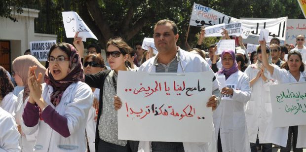 إضرابات وطنية/ استقالات جماعية/ مقاطعة حملة الصحة المدرسية.. الأطباء يلوون ذراع الحكومة
