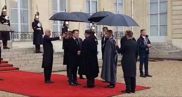 بالفيديو والصور من قصر الإيليزيه.. لحظة استقبال الملك وولي العهد من طرف ماكرون