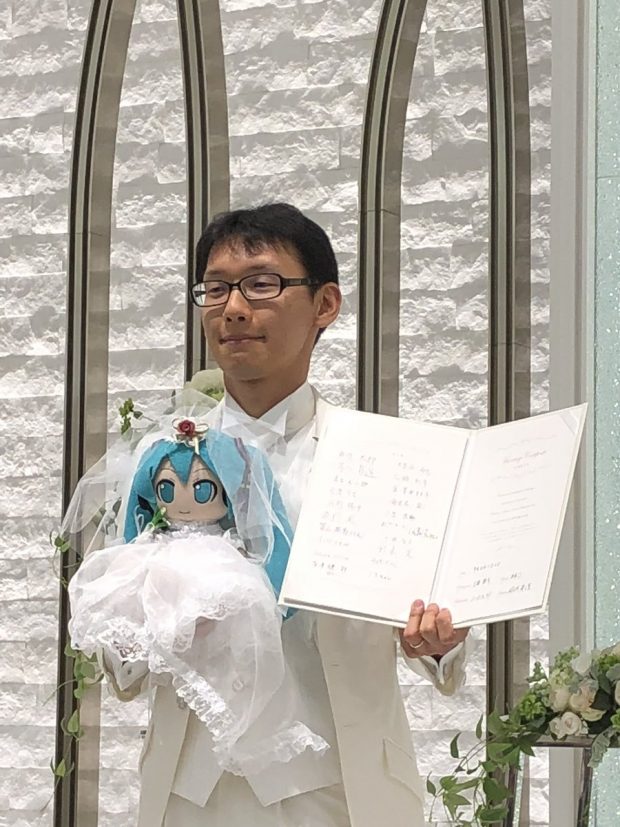 بالصور.. شاب ياباني يتزوج دمية!