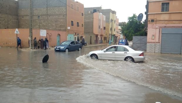 بالصور من العيون.. الأمطار تغمر منازل وتعرقل حركة السير وانفصاليون يسيّسون الفيضانات!!