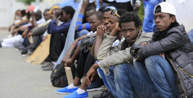 بقرار من وزارة الداخلية.. الجزائر تمنع مواطنيها من منح الصدقة إلى المهاجرين الأفارقة!