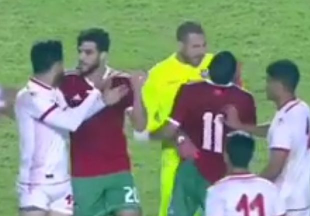 بالصور والفيديو.. حارس منتخب تونس قلبها مضاربة بعد الهزيمة أمام المغرب
