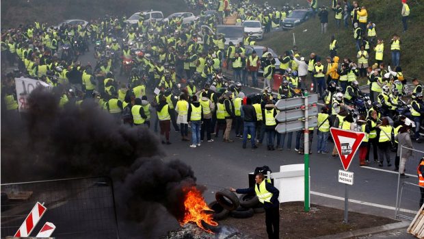 بالصور من باريس.. الغاز المسيل للدموع وخراطيم المياه لتفريق المحتجين
