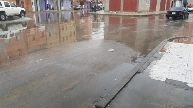بالصور من العيون.. أمطار رعدية تغرق الشوارع