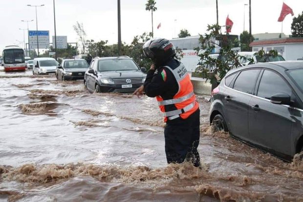 بالصور من كازا.. بوليسي خدّام وسط الفيضان