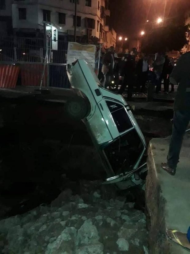 بالصور من كازا.. سقوط طاكسي في حفرة ووفاة السائق وجرح راكبتين