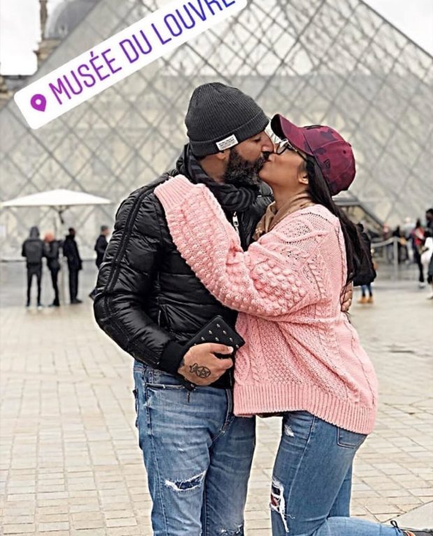 قبلة وربط الحذاء.. فؤاد قبيبو وزوجته نجلاء يعيشان الحب في باريس (صور)