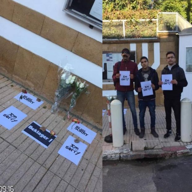 باللافتات والورود.. شباب مغاربة يقدمون التعازي والاعتذار أمام السفارة الدانماركية
