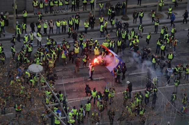 احتجاجات “السترات الصفراء”.. اعتقال نحو ألف شخص في فرنسا