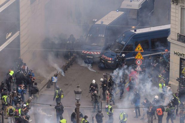 اعتقالات في احتجاجات “السترات الصفراء”.. باريس تروّنات (صور وفيديوهات)