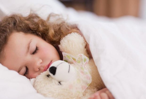 دراسة: الأطفال الذين ينامون في نفس الوقت أقل عرضة للسمنة