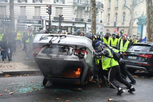 احتجاجات “السترات الصفراء” في فرنسا.. اعتقال 107 أشخاص وإصابة 20 (صور)