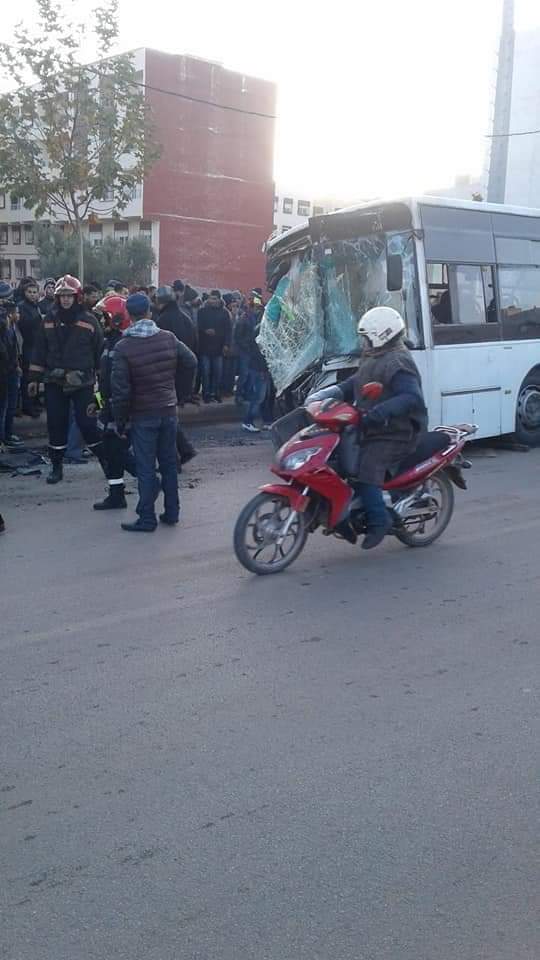 بالصور من فاس.. إصابة 13 شخصا في اصطدام طوبيس بشاحنة
