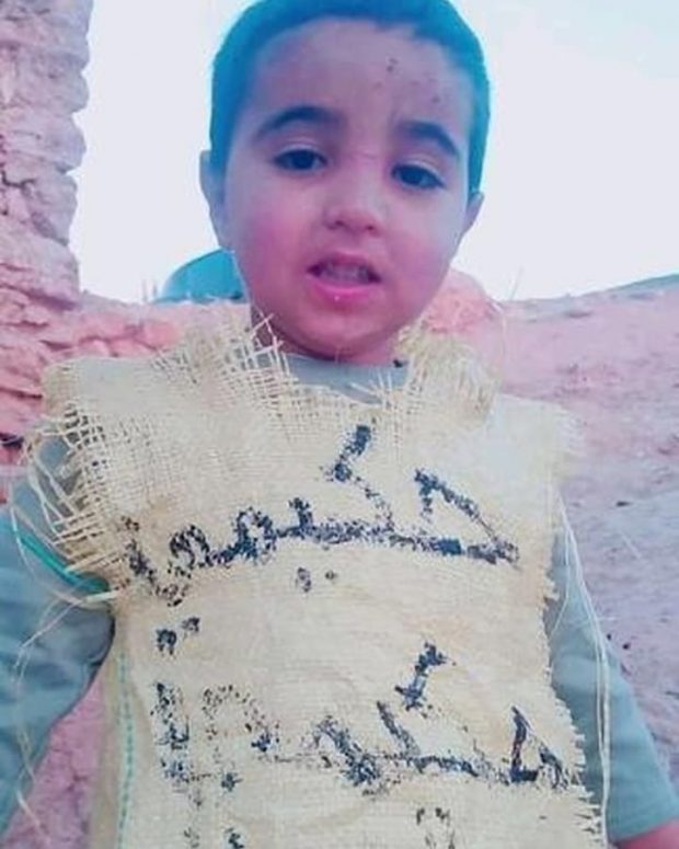 بالصور.. طفل يلبس “كيس” أشرف حكيمي