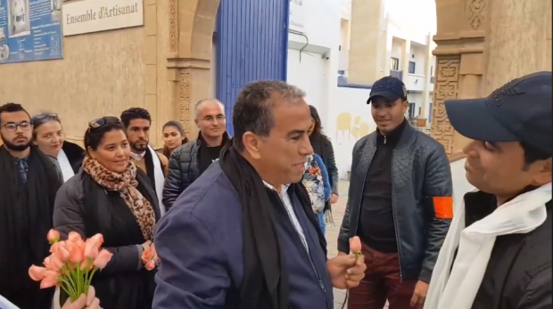 بالفيديو.. مغاربة وأجانب يشكرون رجال الأمن بالورود
