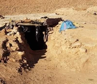 مأساة بالصور.. أسرة من 10 أفراد تعيش في حفرة
