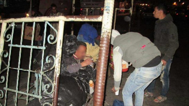 مبادرة زوينة في كازا.. سائقو طاكسيات يوزعون ملابس على المتشردين